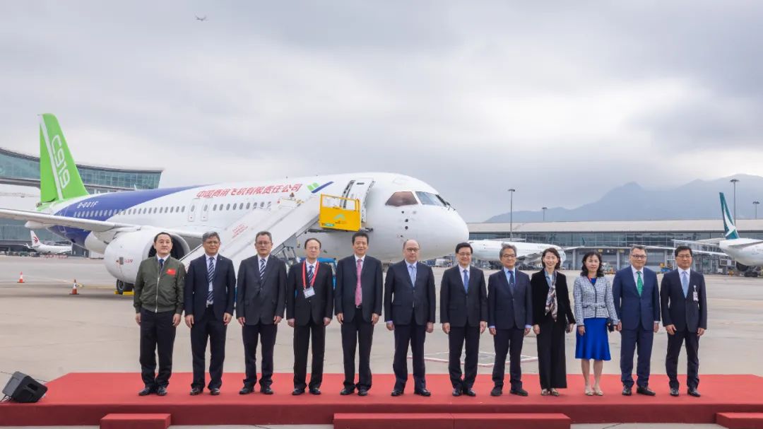 國産C919和ARJ21飛機抵港 鄭雁雄出席歡迎儀式