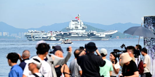 海军山东舰航母编队抵达香港