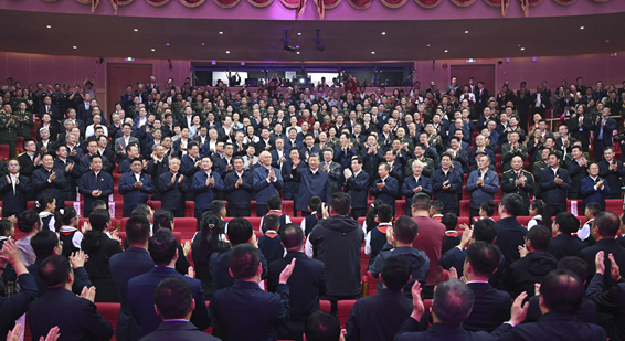 习近平观看庆祝西藏自治区成立60周年文艺晚会《雪域欢歌》