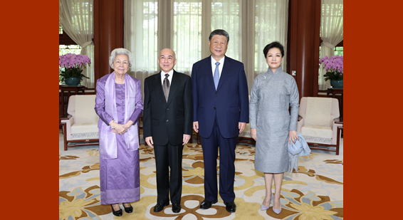 习近平夫妇会见柬埔寨国王西哈莫尼和太后莫尼列