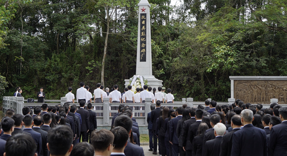 中央驻港机构和驻港中资企业代表瞻仰祭扫香港抗日英烈纪念碑